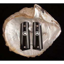 1911A1 handgefertigt aus schwarzem Wasserbüffelhorn und eingebettete Dreieck im inneren Kreis okkulte Illuminaten Symbol MOP